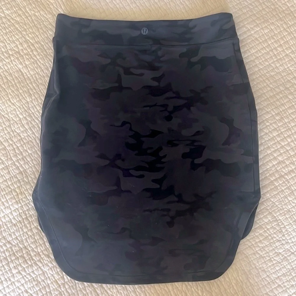 LULULEMON Athletica Black and‎ Gray Camouflage Hi Lo City Women’s Mini Skirt